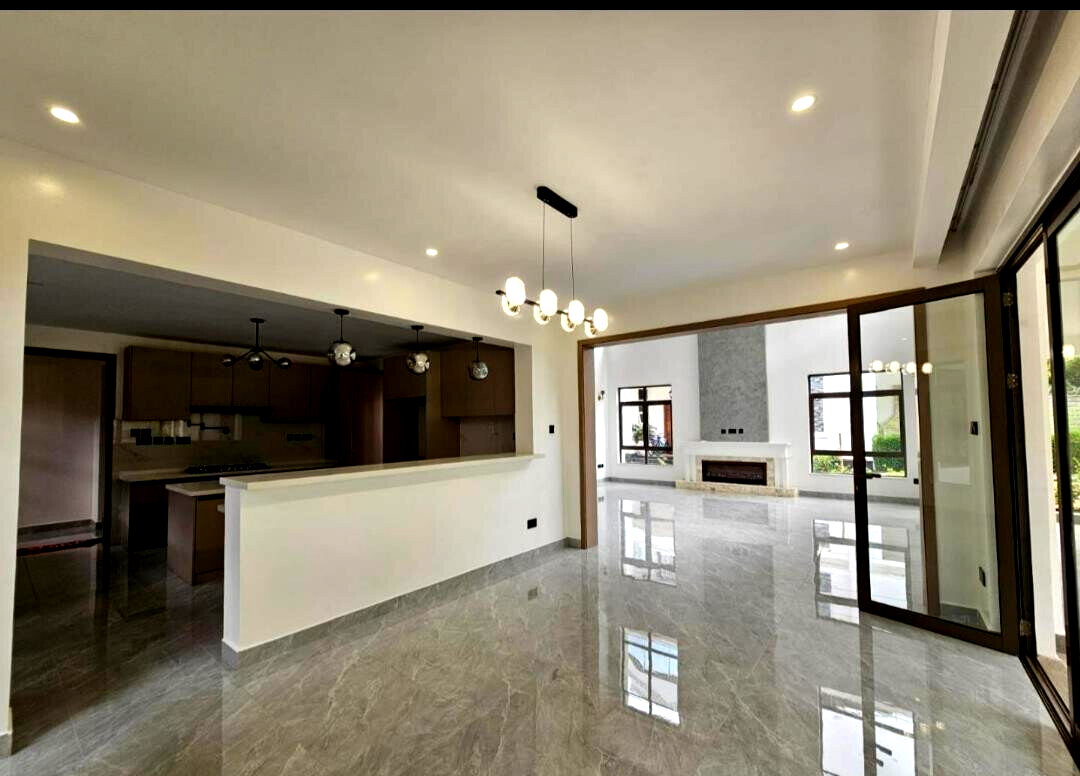 6-Bed Townhouse with Sauna, Jacuzzi & Rooftop Terrace - Lavington