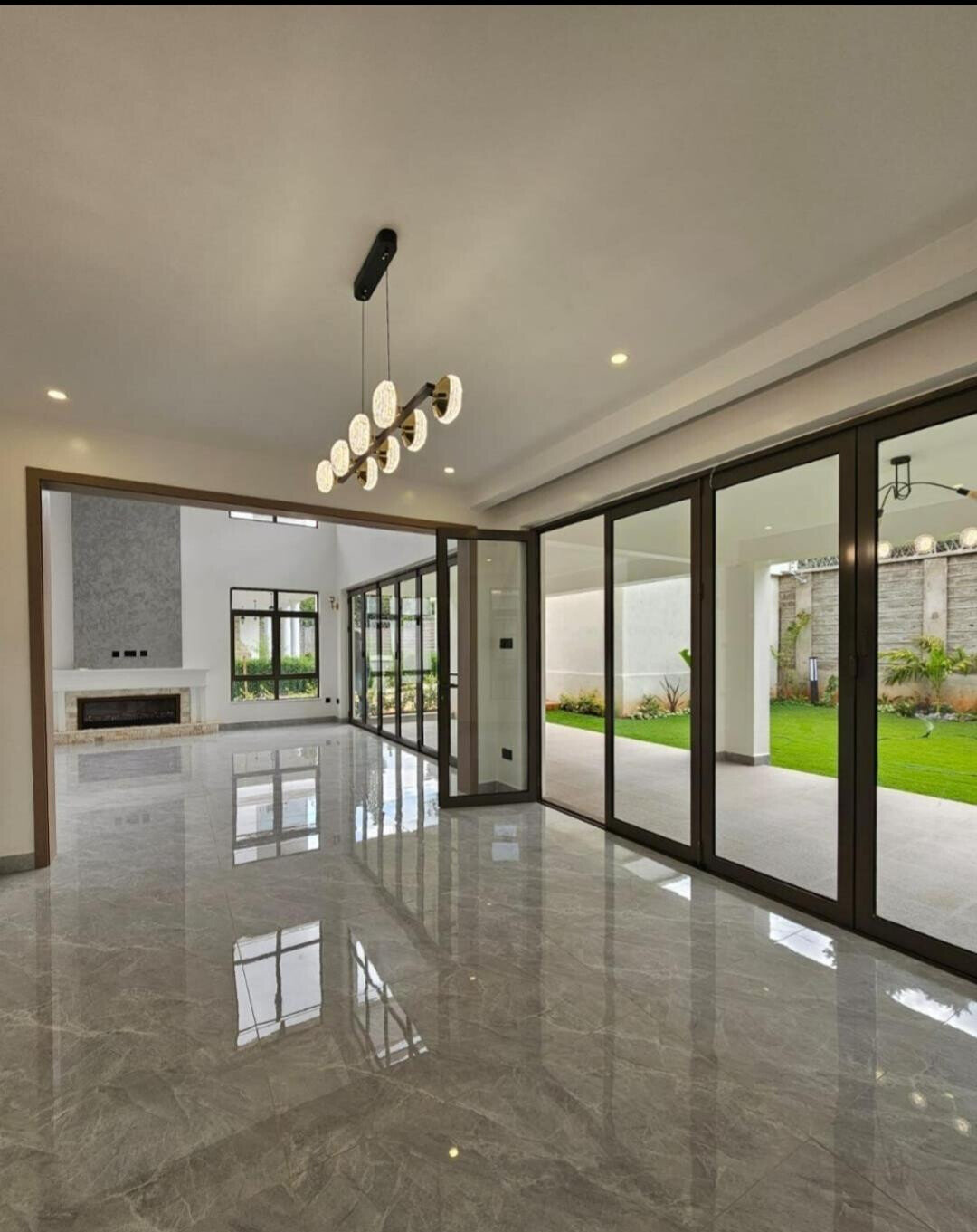 6-Bed Townhouse with Sauna, Jacuzzi & Rooftop Terrace - Lavington