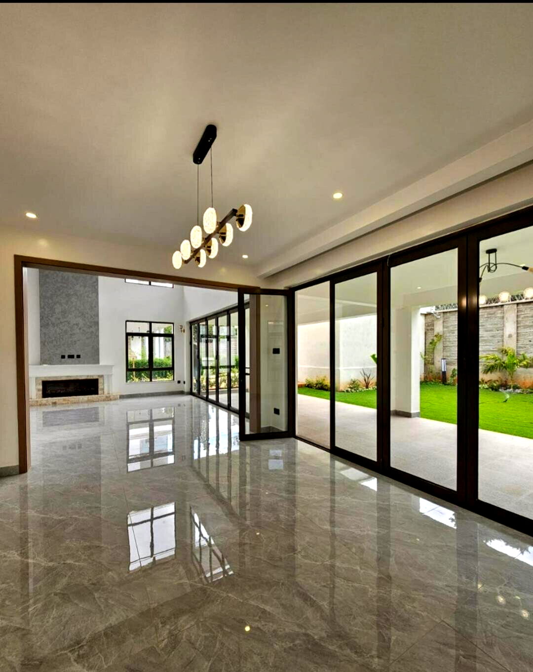 6-Bed Townhouse with Sauna, Jacuzzi & Rooftop Terrace - Lavington