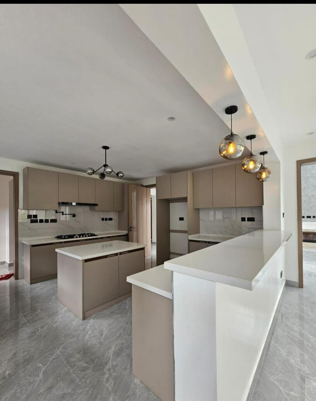 6-Bed Townhouse with Sauna, Jacuzzi & Rooftop Terrace - Lavington