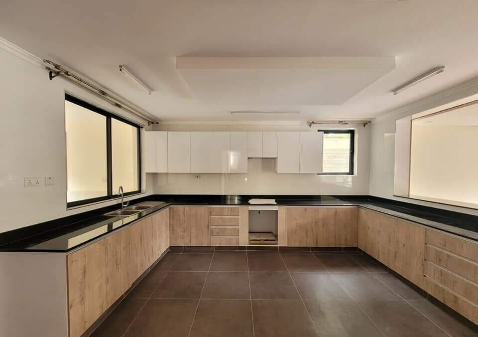 5-Ensuite Townhouse with Jacuzzi & High Timber Ceiling - Lavington