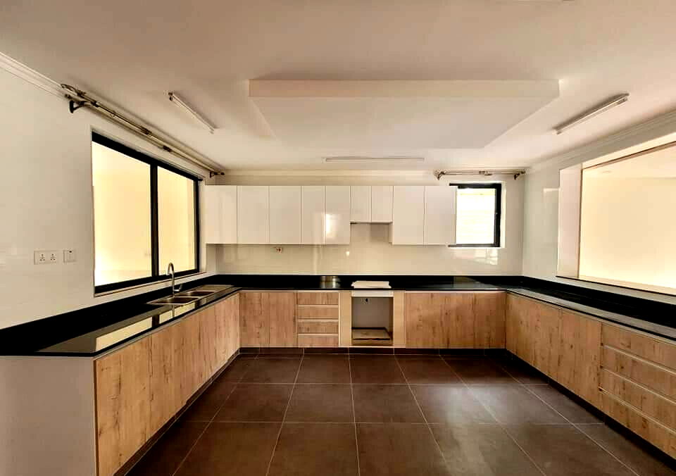 5-Ensuite Townhouse with Jacuzzi & High Timber Ceiling - Lavington
