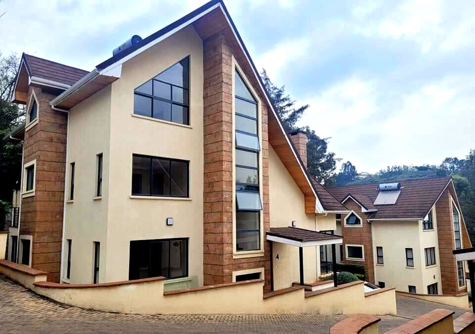 5-Ensuite Townhouse with Jacuzzi & High Timber Ceiling - Lavington