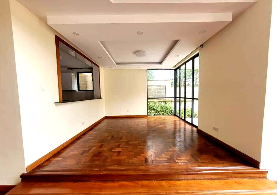 5-Ensuite Townhouse with Jacuzzi & High Timber Ceiling - Lavington