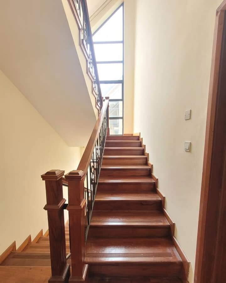 5-Ensuite Townhouse with Jacuzzi & High Timber Ceiling - Lavington