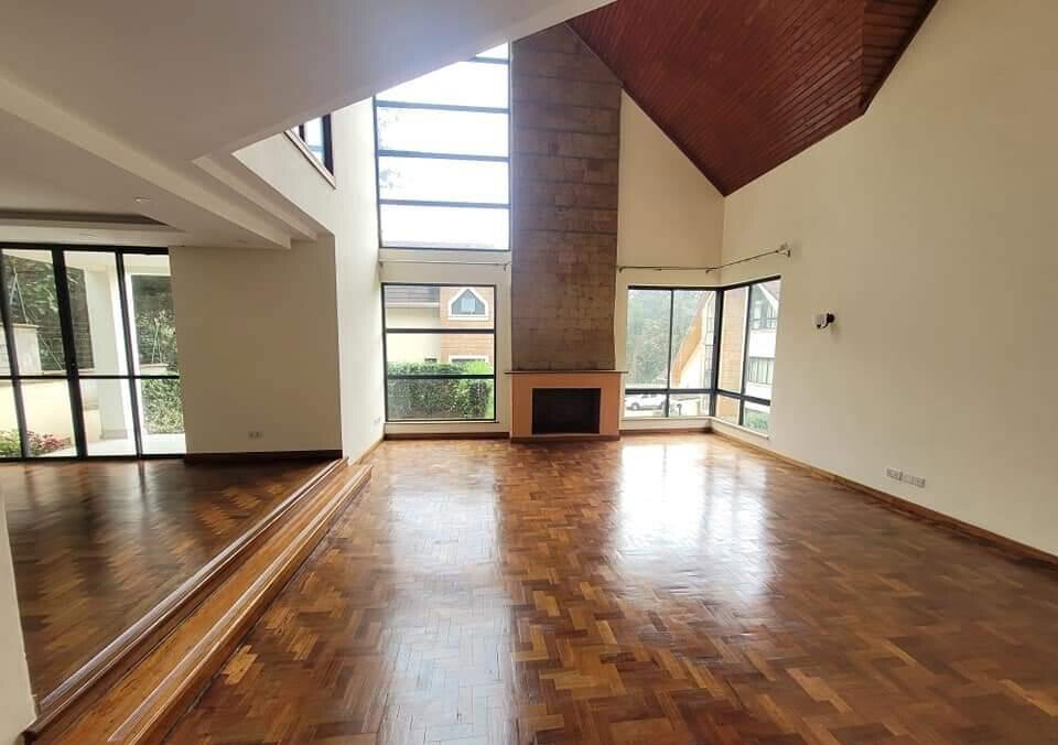 5-Ensuite Townhouse with Jacuzzi & High Timber Ceiling - Lavington