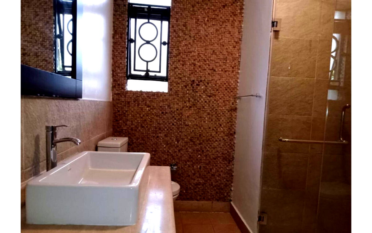 Corner Unit Townhouse with Huge Garden & Top Deck - Lavington