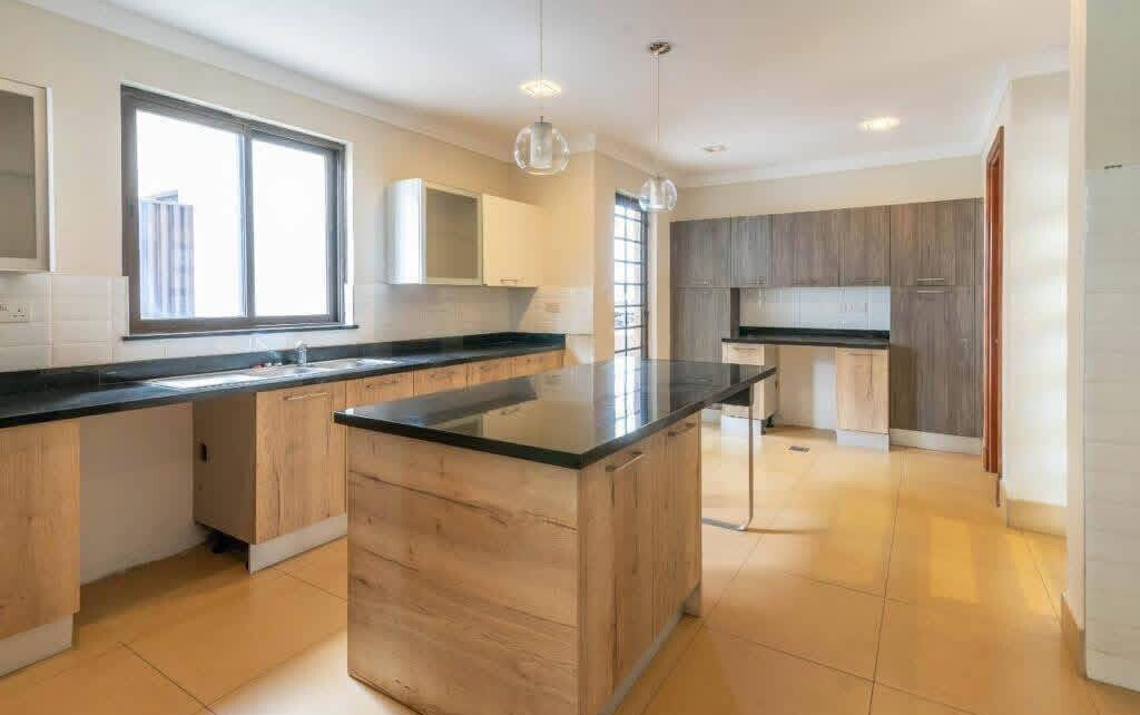 5-Ensuite Townhouse on Half-Acre with Pool & Clubhouse – Karen