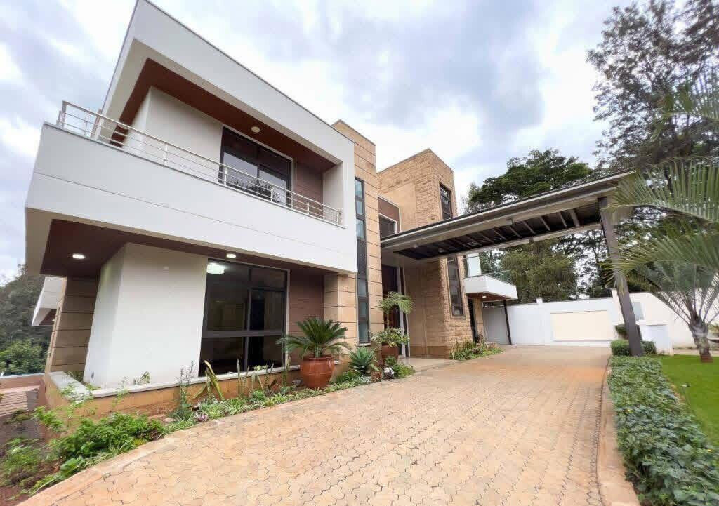 5-Ensuite Townhouse on Half-Acre with Pool & Clubhouse – Karen