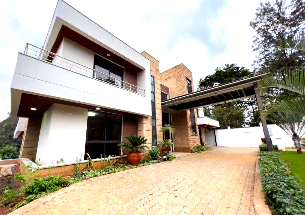 5-Ensuite Townhouse on Half-Acre with Pool & Clubhouse – Karen