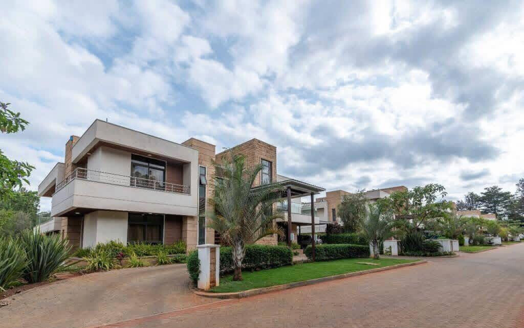 5-Ensuite Townhouse on Half-Acre with Pool & Clubhouse – Karen