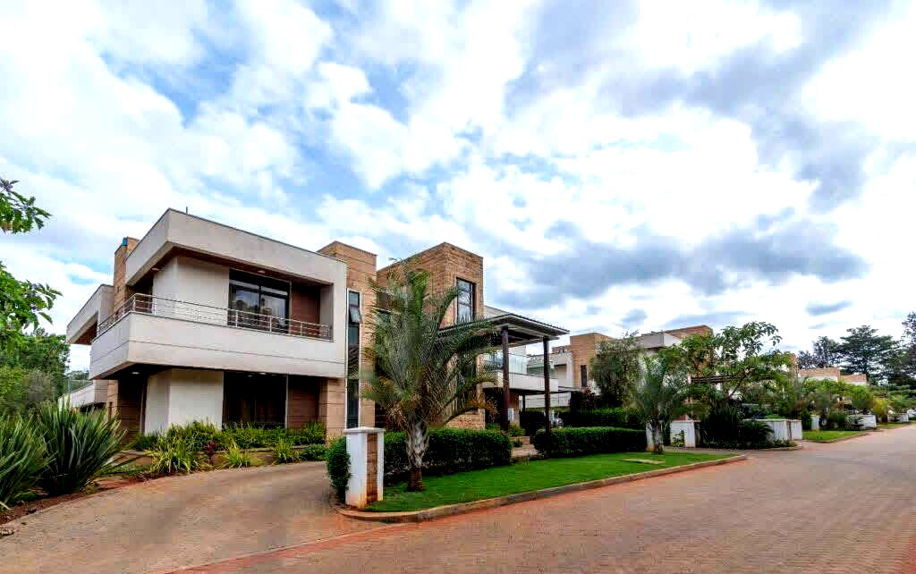 5-Ensuite Townhouse on Half-Acre with Pool & Clubhouse – Karen