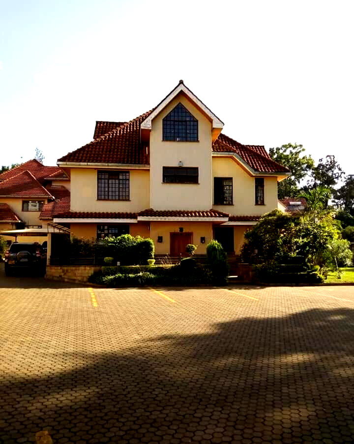 6-Bed Townhouse with Gazebo & Servant Quarter - Lavington