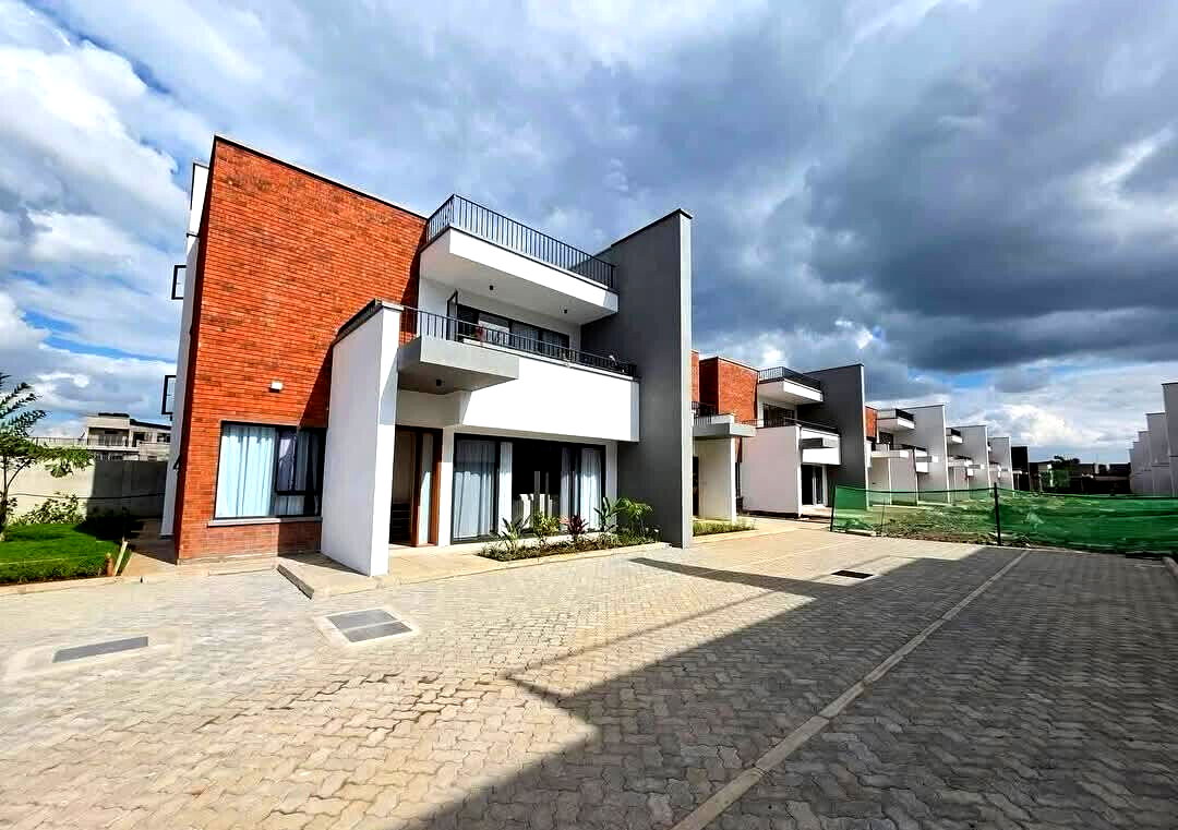 4BR All-Ensuite Duplex & Triplex Townhouses with DSQ – Langata