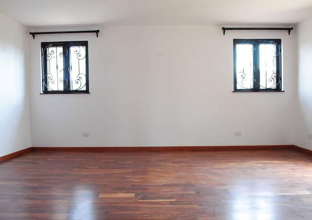 5-Ensuite Villa with Back Garden Access – Karen