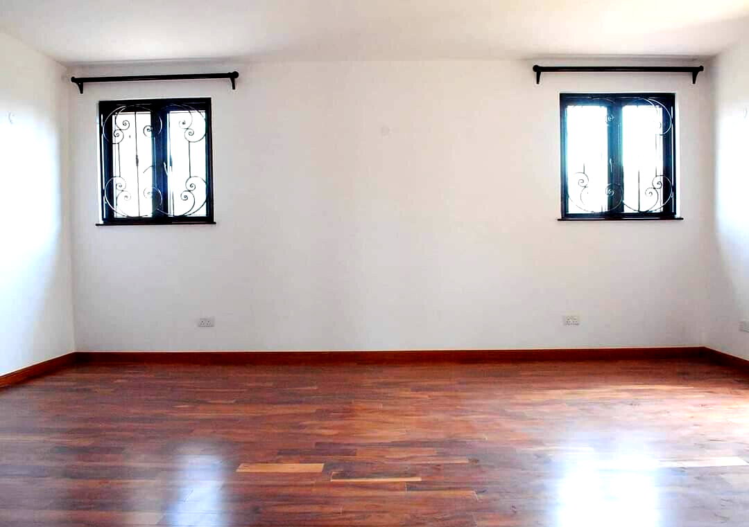 5-Ensuite Villa with Back Garden Access – Karen