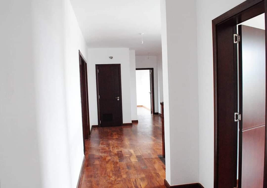 5-Ensuite Villa with Back Garden Access – Karen