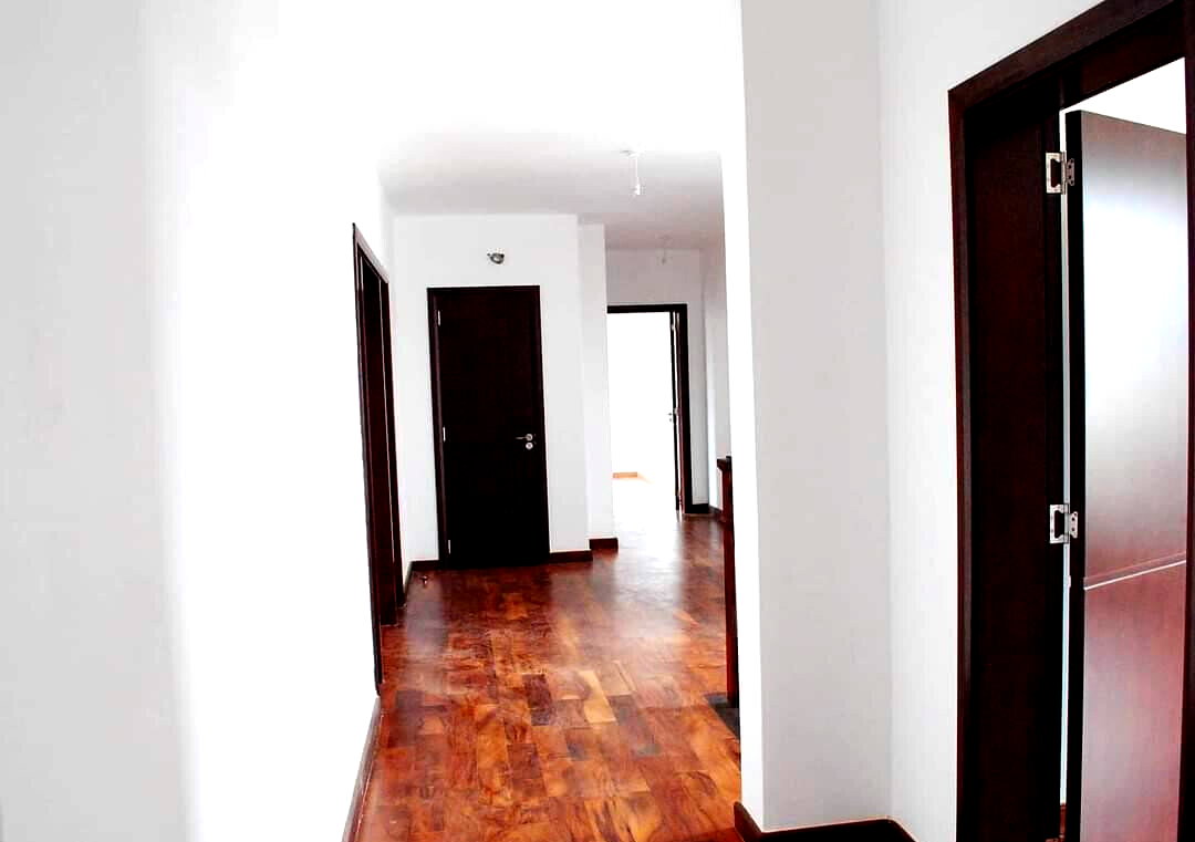 5-Ensuite Villa with Back Garden Access – Karen