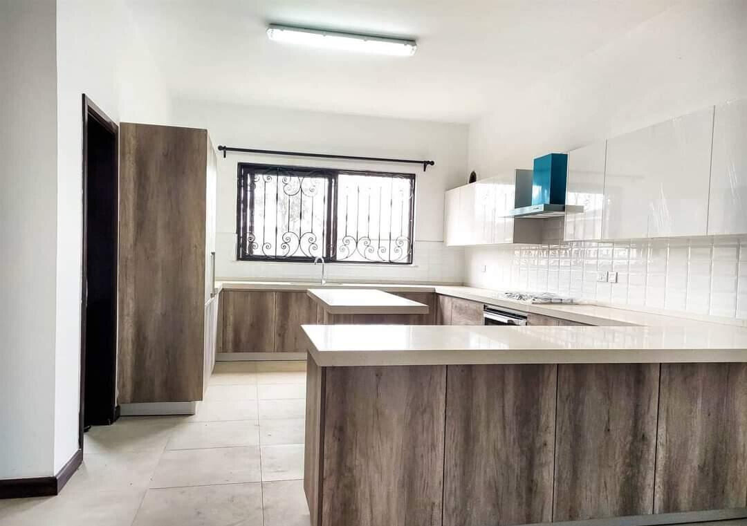 5-Ensuite Villa with Back Garden Access – Karen
