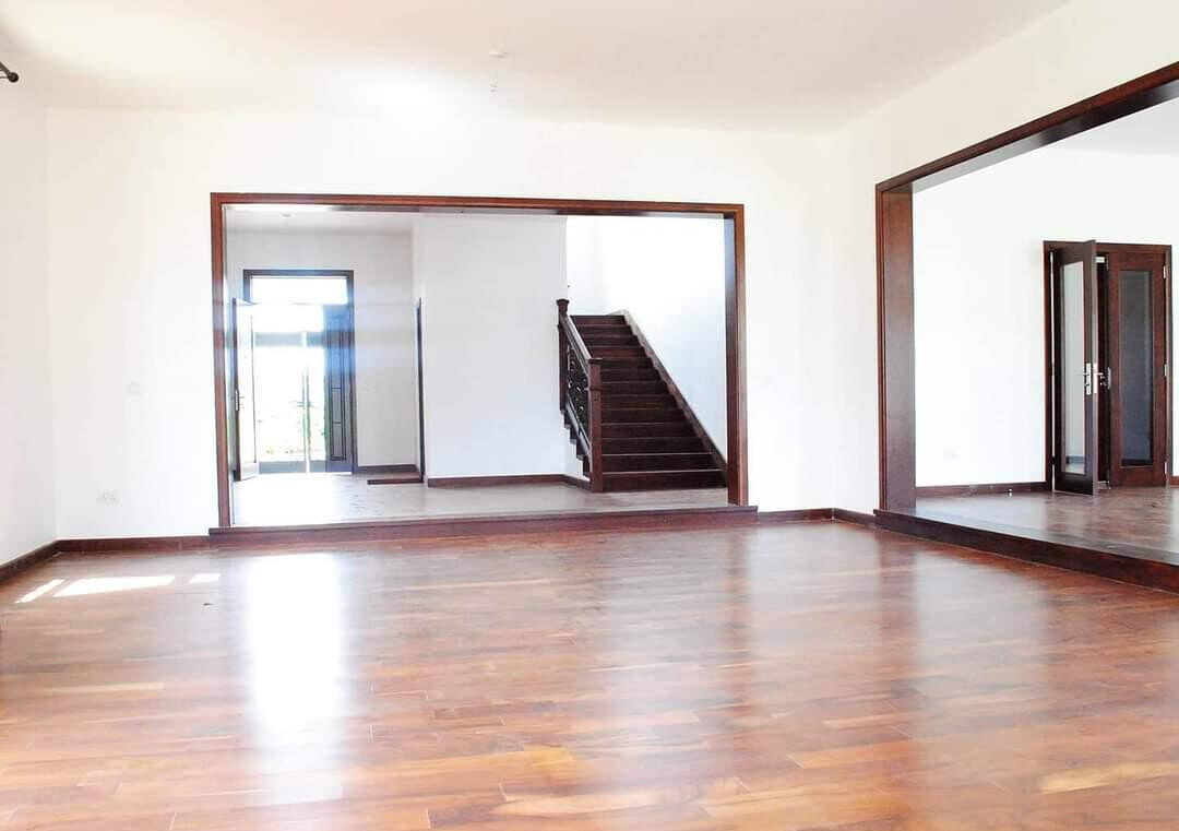 5-Ensuite Villa with Back Garden Access – Karen