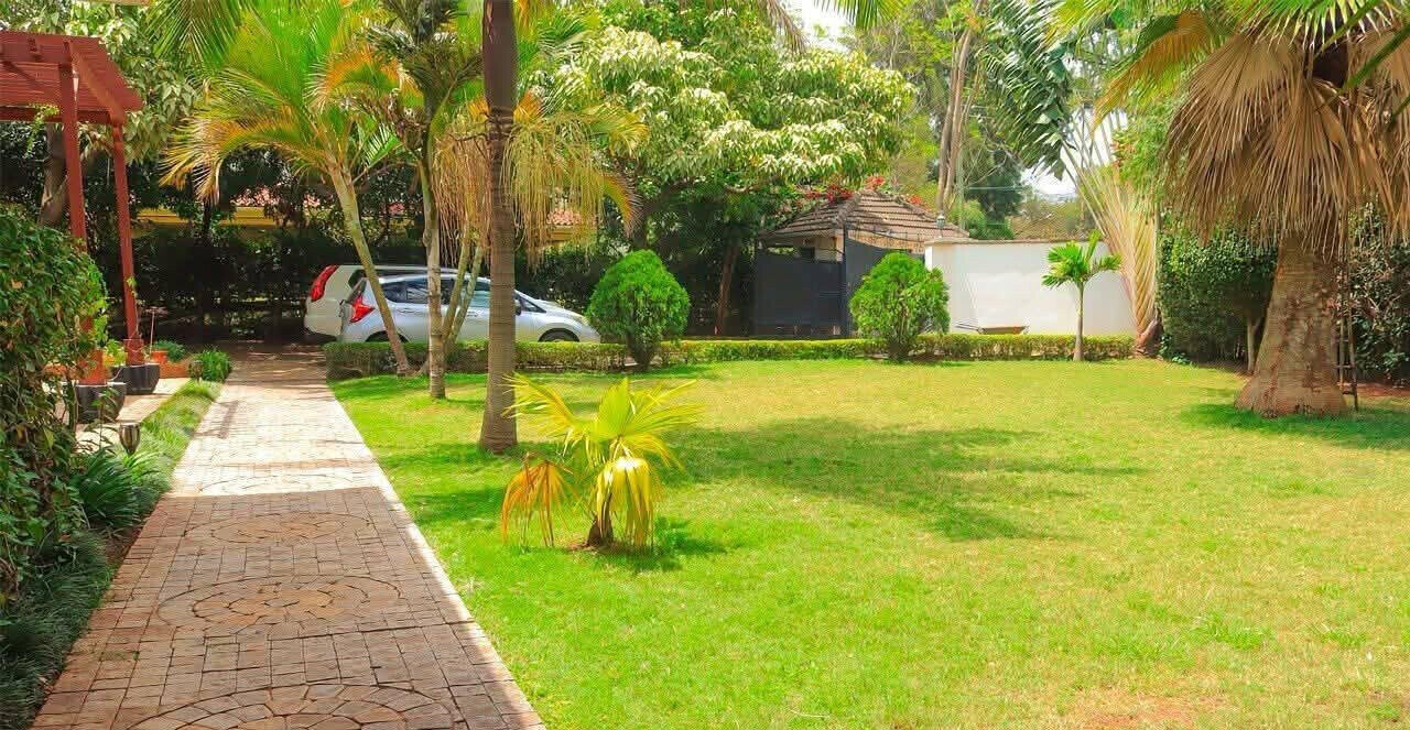 4-Ensuite Home Office Townhouse on Half-Acre – Karen