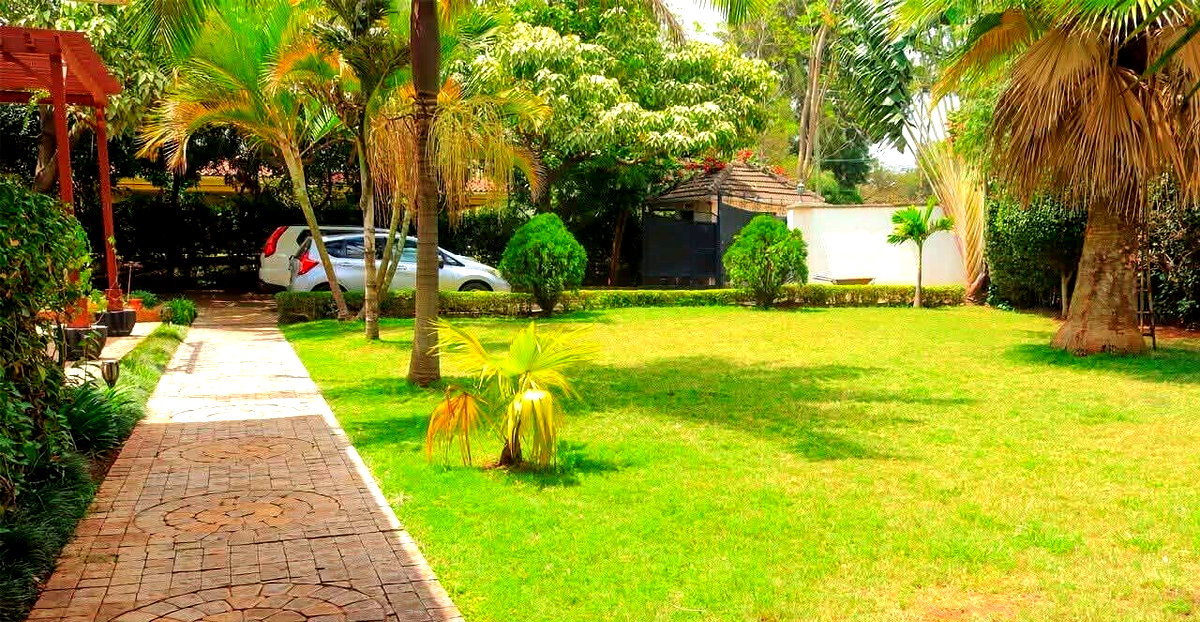 4-Ensuite Home Office Townhouse on Half-Acre – Karen