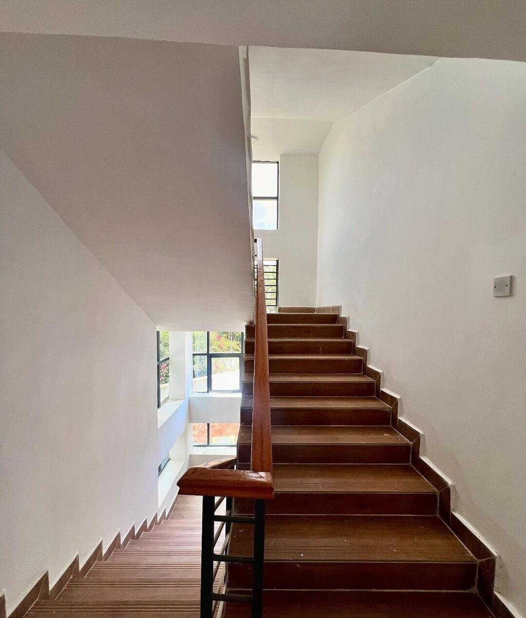 4BR Townhouse with Home Office & Family Room - Lavington