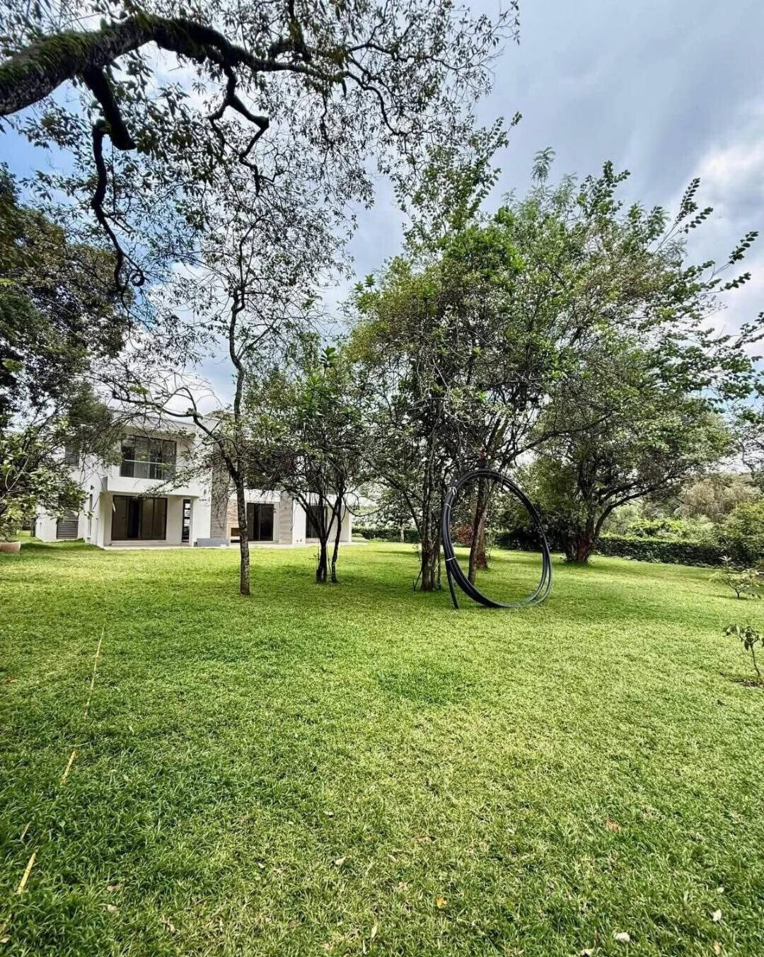 Half Acre 5BR Townhouse with Garden