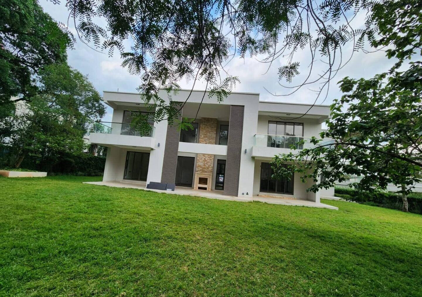 Half Acre 5BR Townhouse with Garden