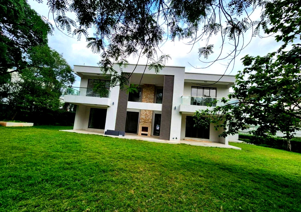 Half Acre 5BR Townhouse with Garden
