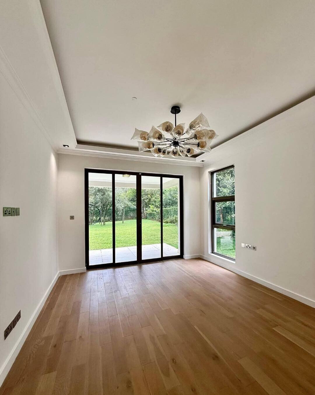 Half Acre 5BR Townhouse with Garden