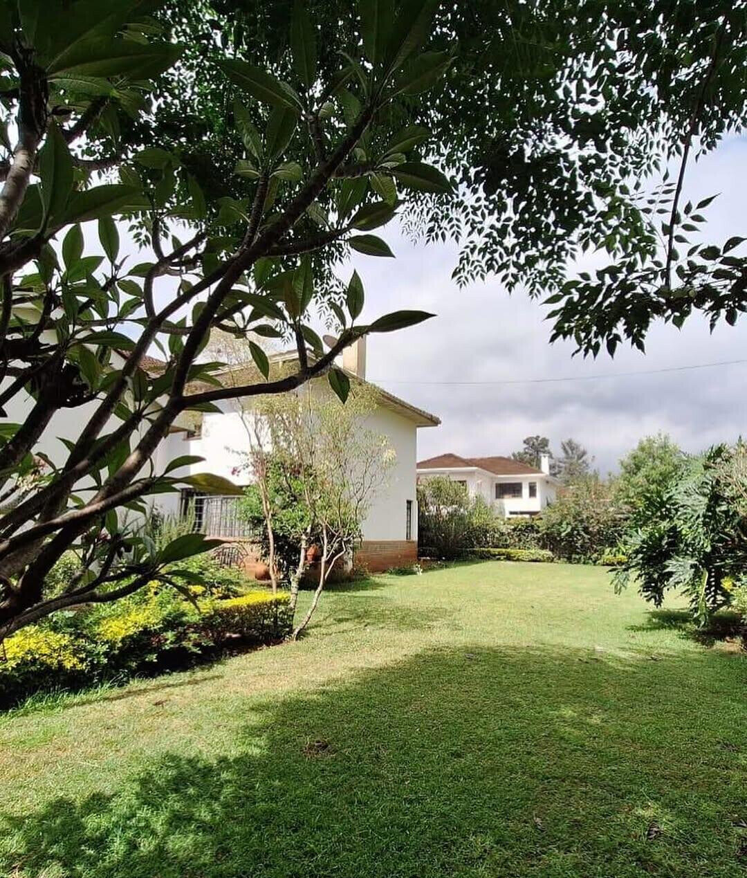 4-Ensuite Townhouse with Pool & Solar Power - Grevillea Grove, Westlands