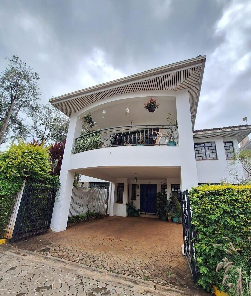 4-Ensuite Townhouse with Pool & Solar Power - Grevillea Grove, Westlands