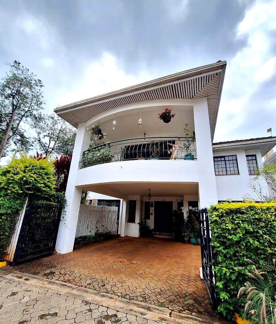 4-Ensuite Townhouse with Pool & Solar Power - Grevillea Grove, Westlands