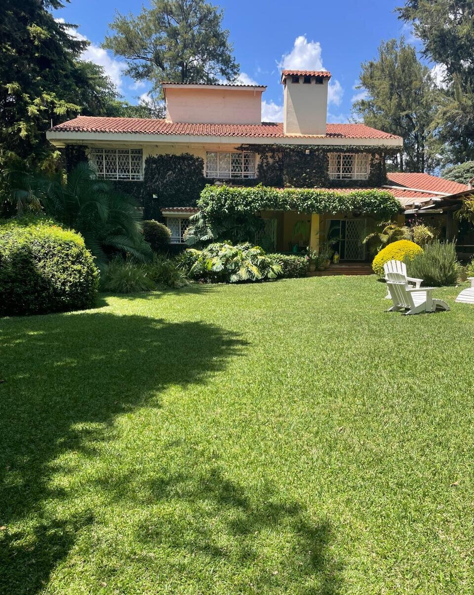 6BR Townhouse on 1 Acre with 3 Garages & Servant Quarters - Runda