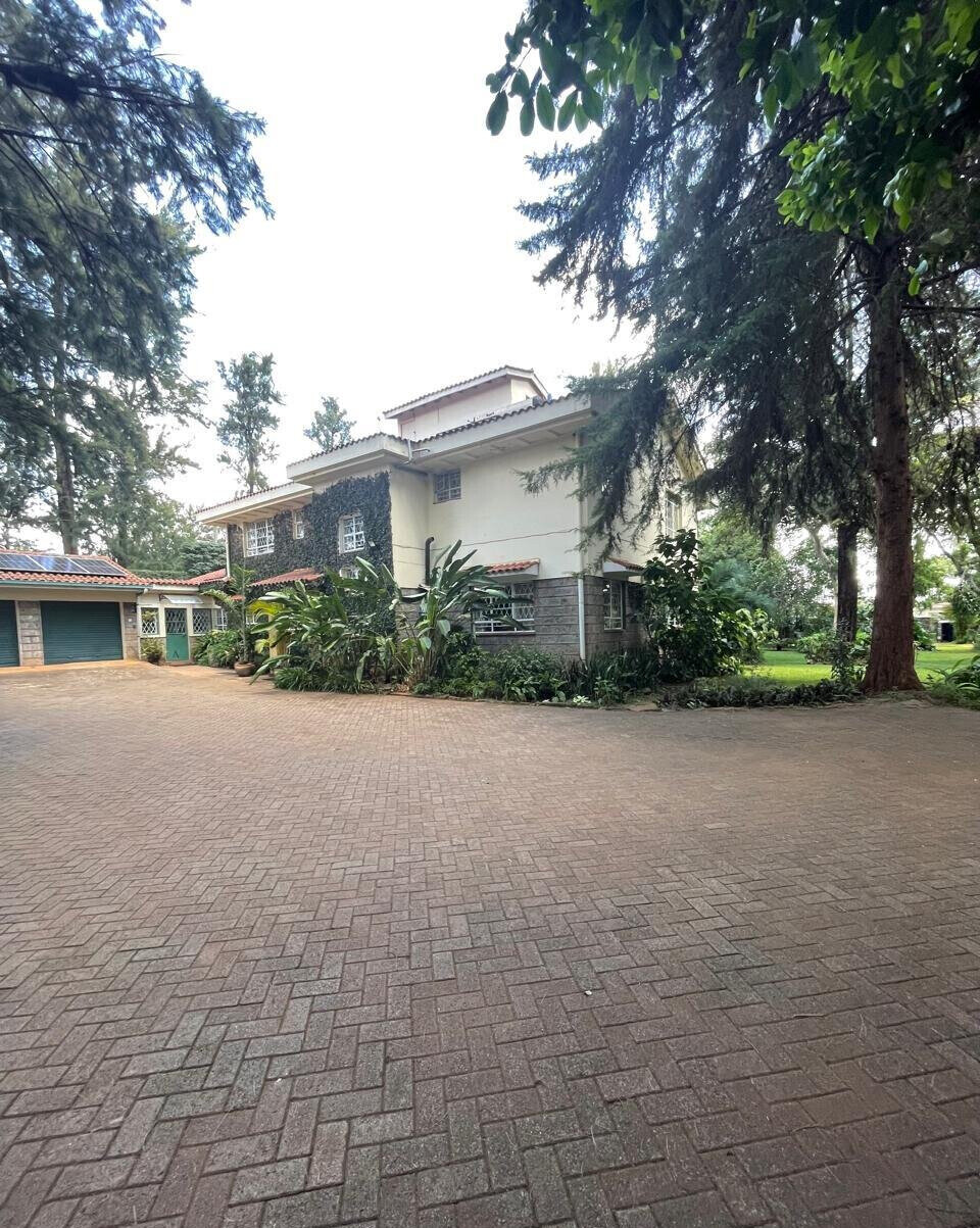 6BR Townhouse on 1 Acre with 3 Garages & Servant Quarters - Runda