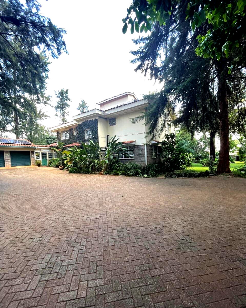 6BR Townhouse on 1 Acre with 3 Garages & Servant Quarters - Runda