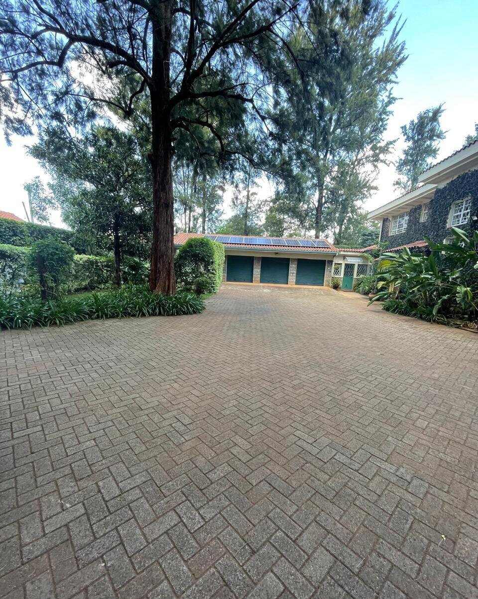 6BR Townhouse on 1 Acre with 3 Garages & Servant Quarters - Runda