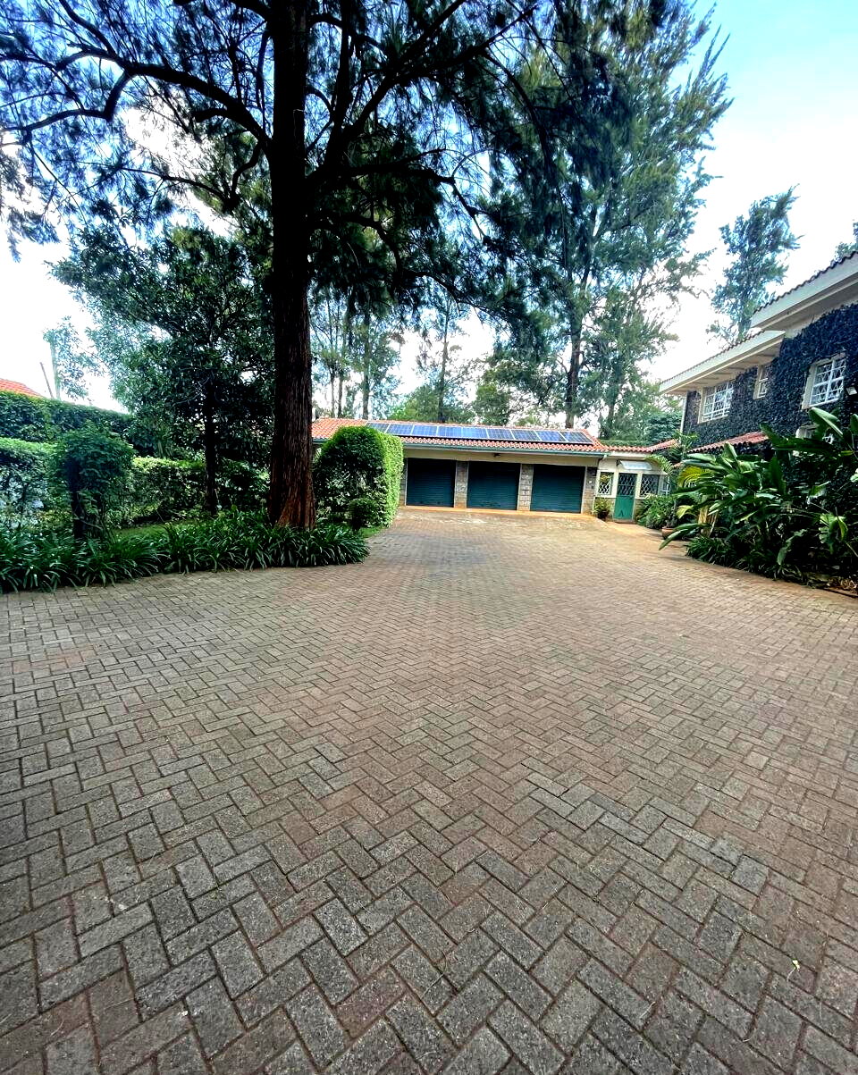 6BR Townhouse on 1 Acre with 3 Garages & Servant Quarters - Runda