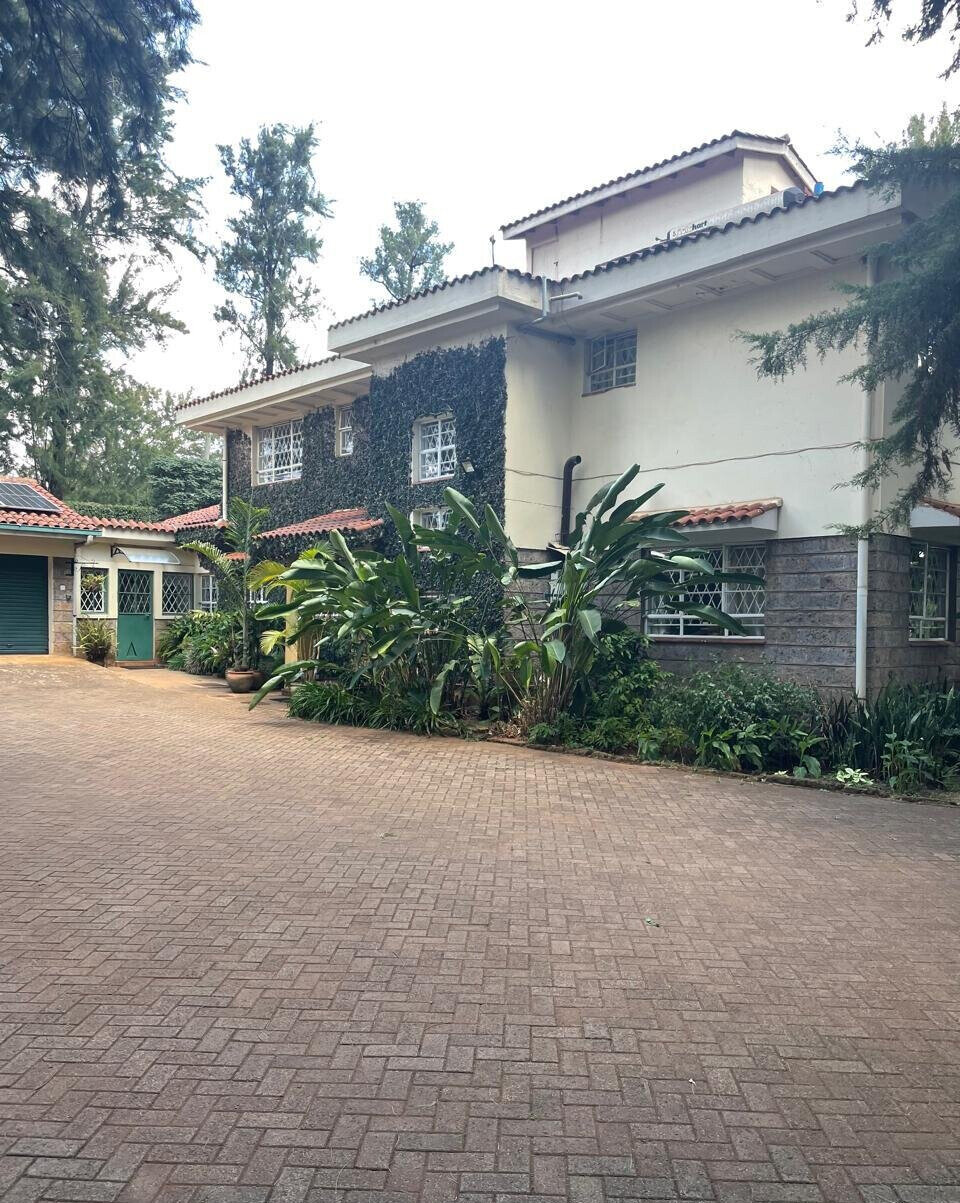 6BR Townhouse on 1 Acre with 3 Garages & Servant Quarters - Runda