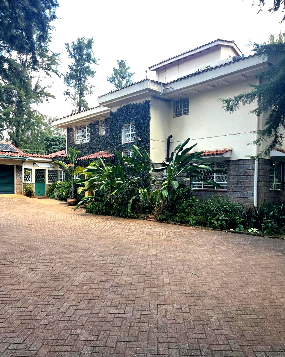 6BR Townhouse on 1 Acre with 3 Garages & Servant Quarters - Runda
