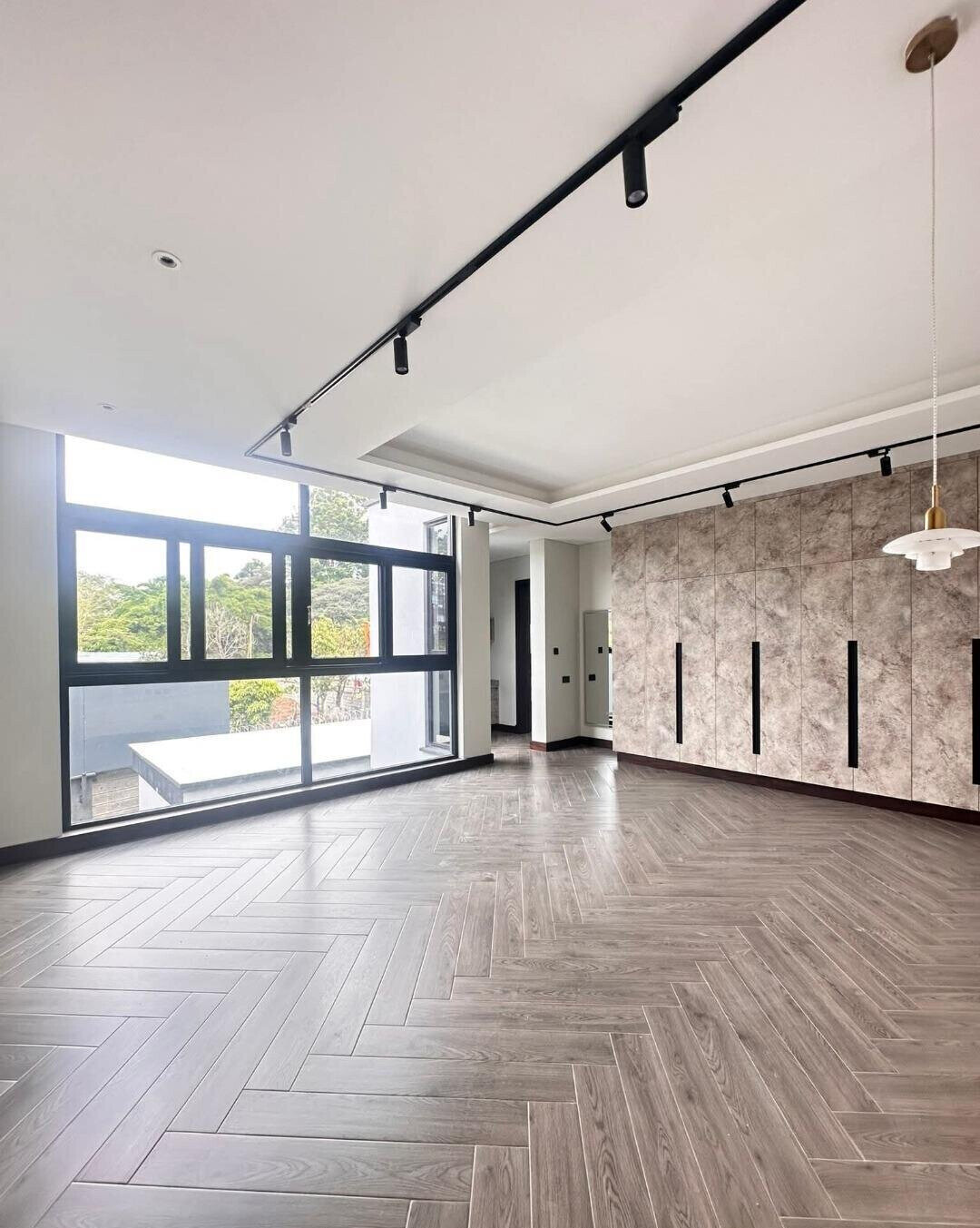 6BR Luxury Villa with Garden