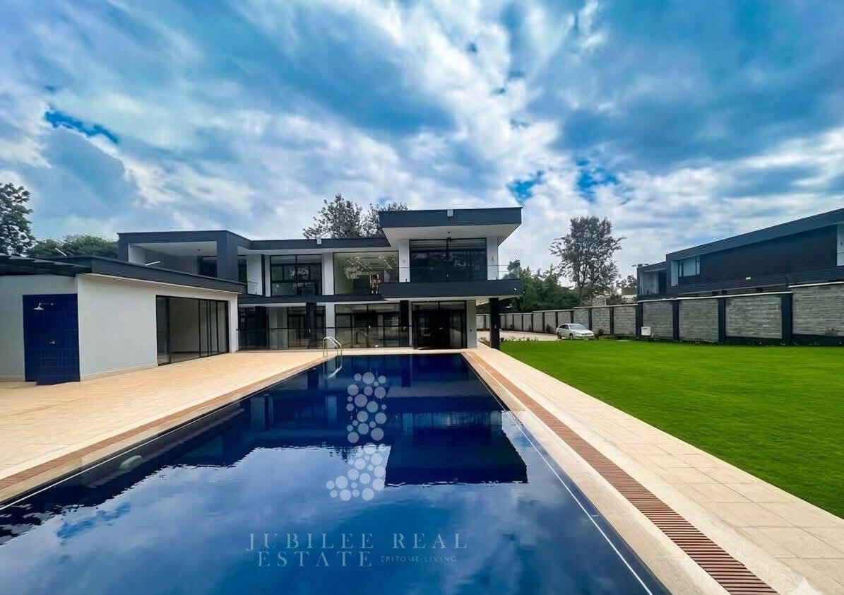 6BR Luxury Villa with Garden