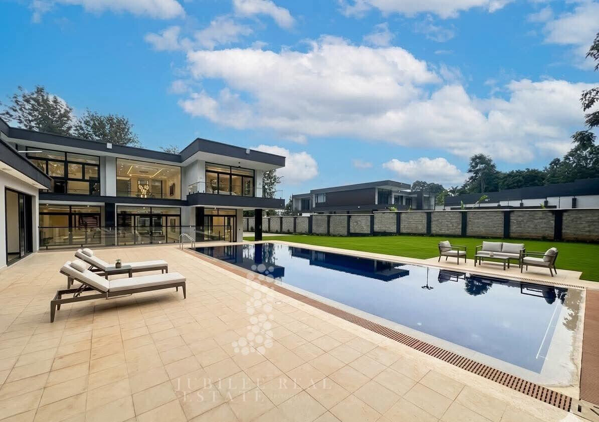 6BR Luxury Villa with Garden