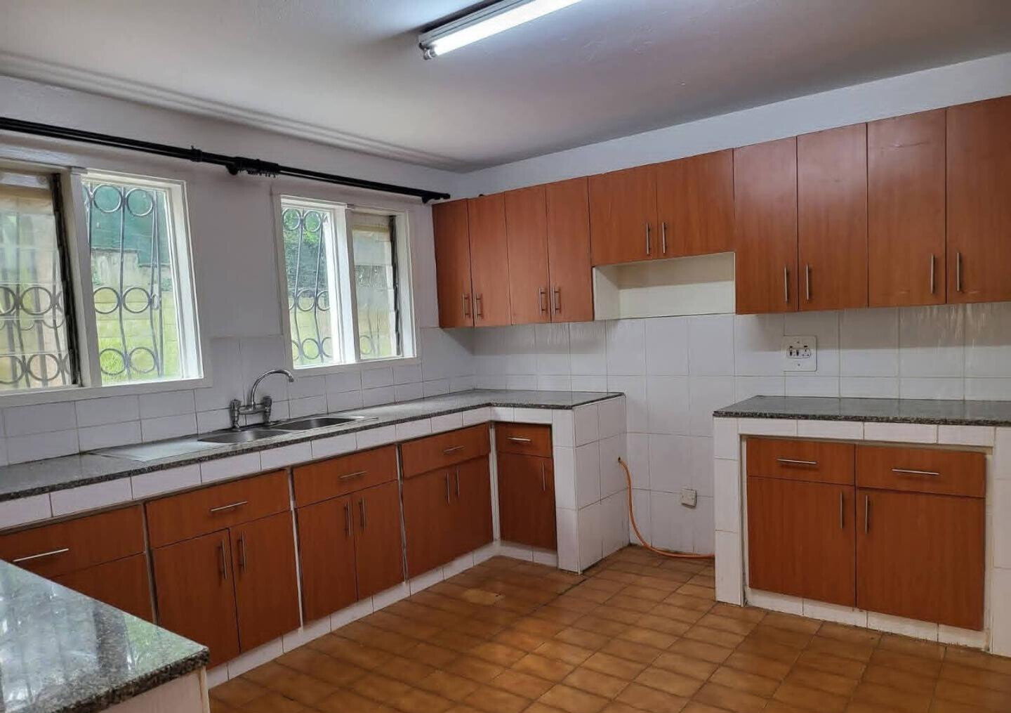 KSh 400K 4BR Hillview Home
