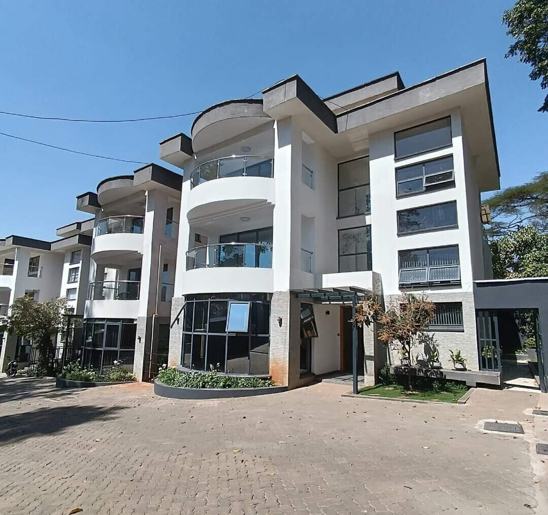 5BR Townhouse with Jacuzzi & Fireplace - Lavington