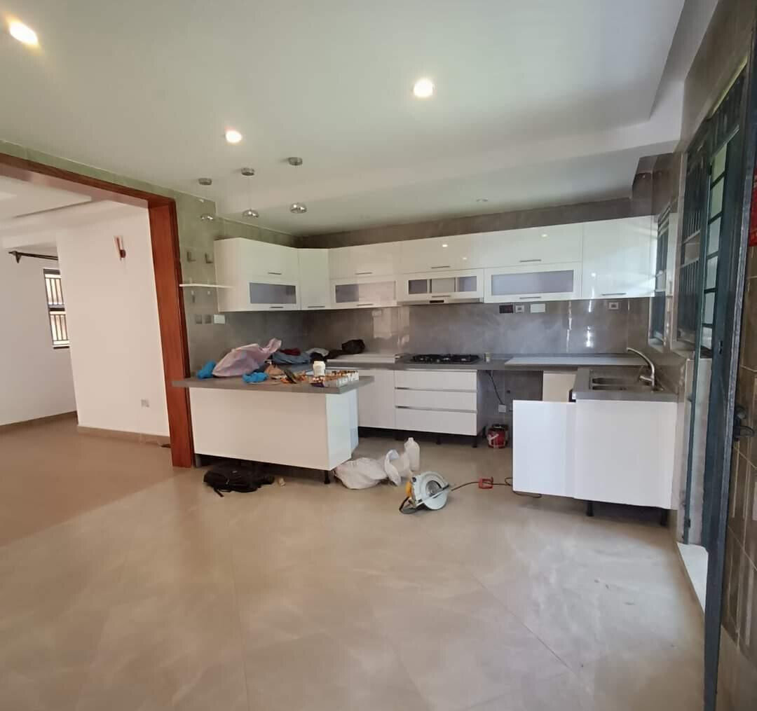 5BR Townhouse with Jacuzzi & Fireplace - Lavington