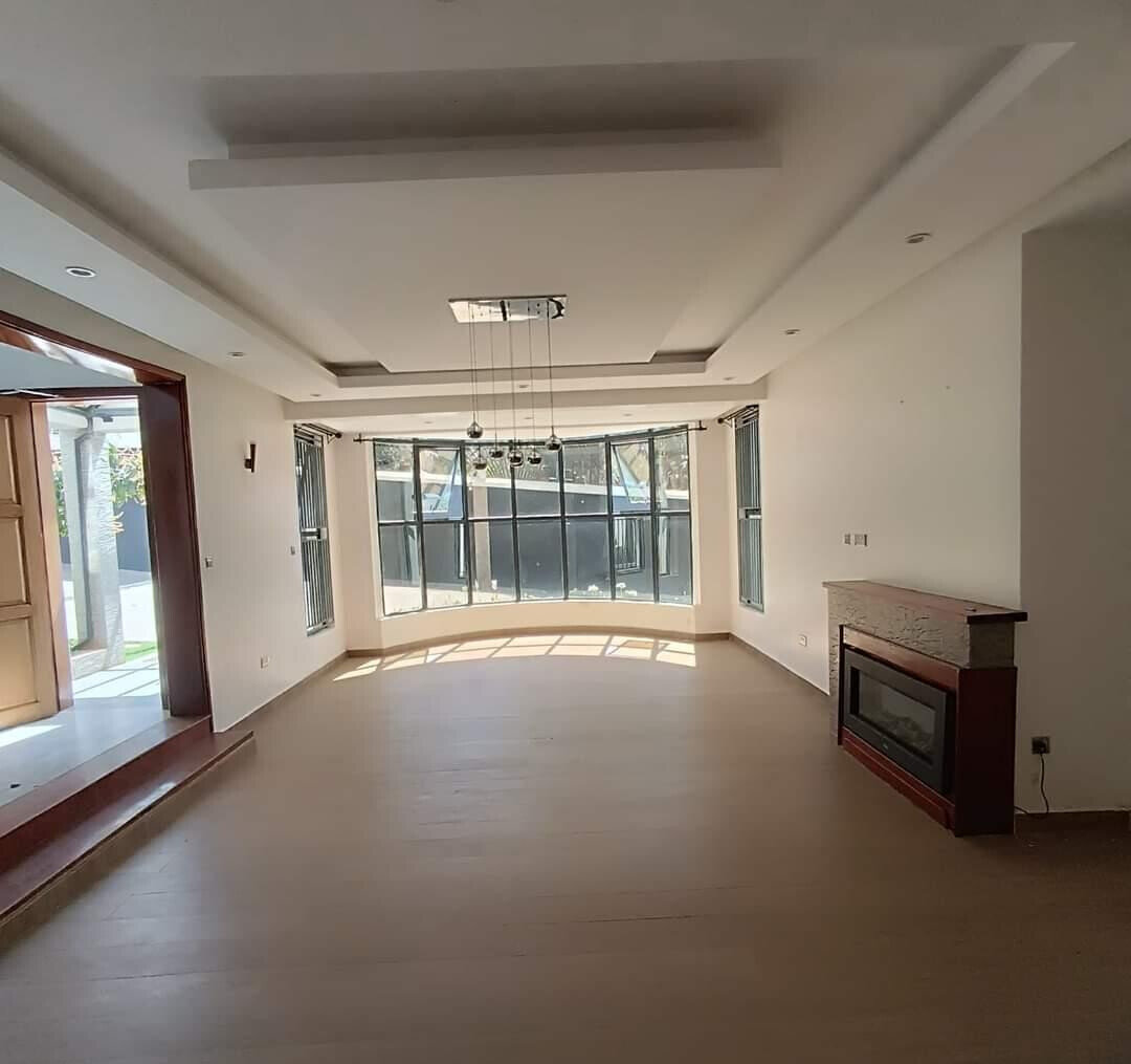 5BR Townhouse with Jacuzzi & Fireplace - Lavington