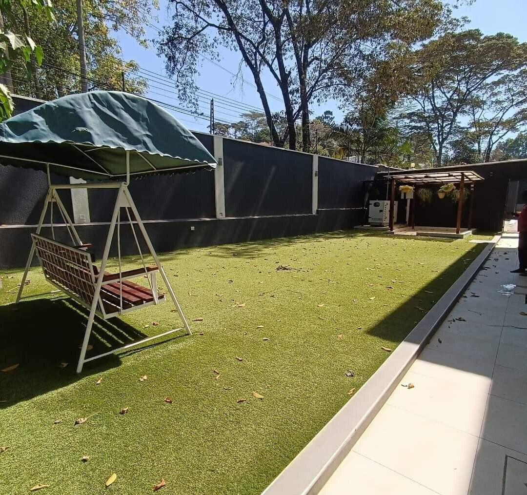 5BR Townhouse with Jacuzzi & Fireplace - Lavington