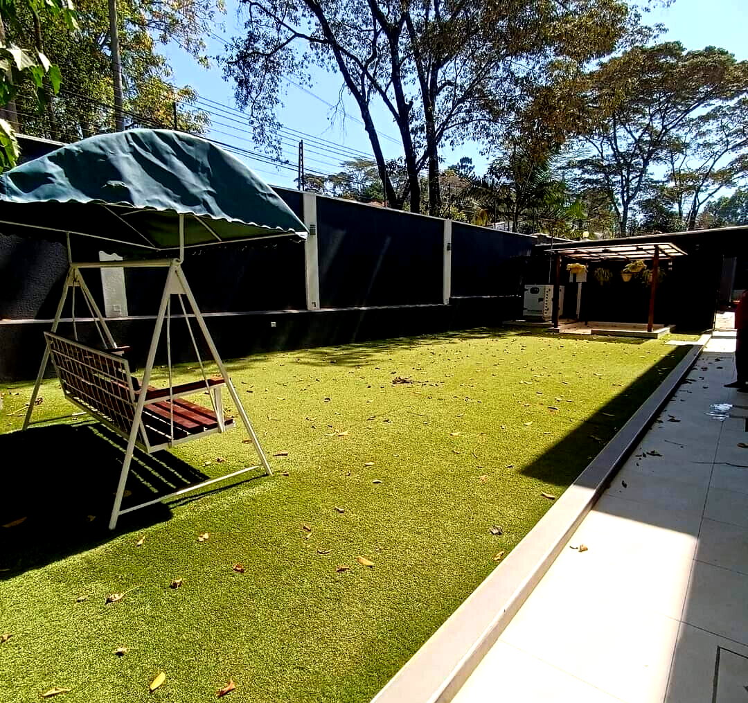 5BR Townhouse with Jacuzzi & Fireplace - Lavington